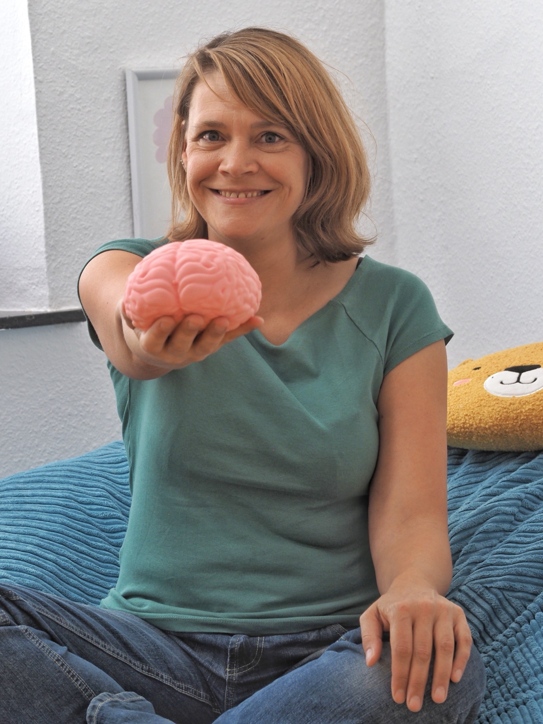 Maartje mit Gehirnmodell